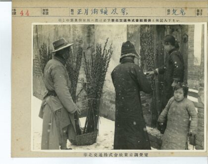 雪地人群与树枝互动.jpg