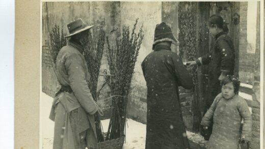 雪地人群与树枝互动.jpg