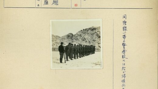 雪地列队的士兵与山脉背景.jpg