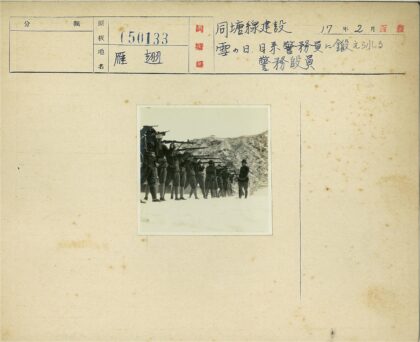 雪地士兵列队瞄准步枪训练.jpg