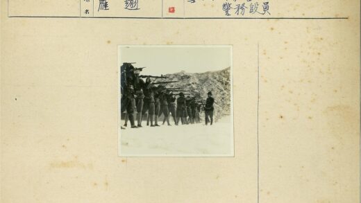 雪地士兵列队瞄准步枪训练.jpg