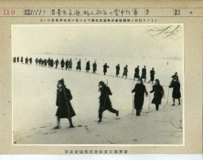 雪地大衣队列冬日景象.jpg