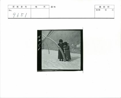 雪地女孩与树砖墙.jpg