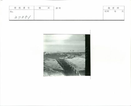 雪地平顶建筑与脚印.jpg