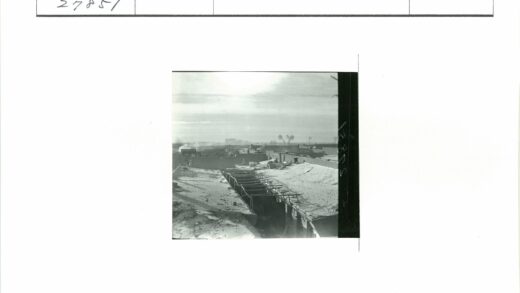雪地平顶建筑与脚印.jpg