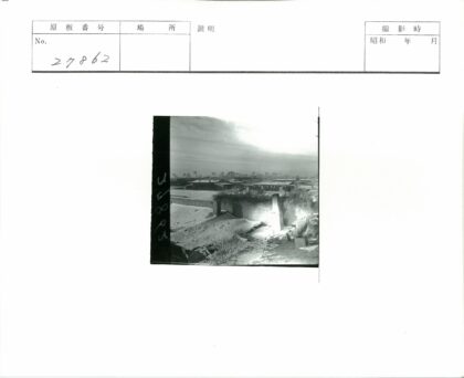 雪地平顶建筑与脚印痕迹.jpg