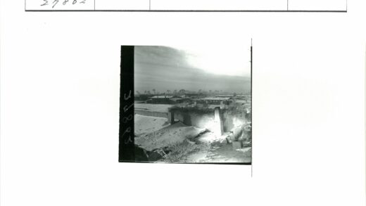 雪地平顶建筑与脚印痕迹.jpg