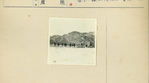 雪地徒步登山者.jpg