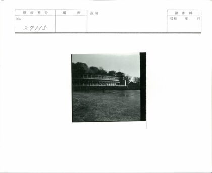 雪地滑冰与古典建筑.jpg