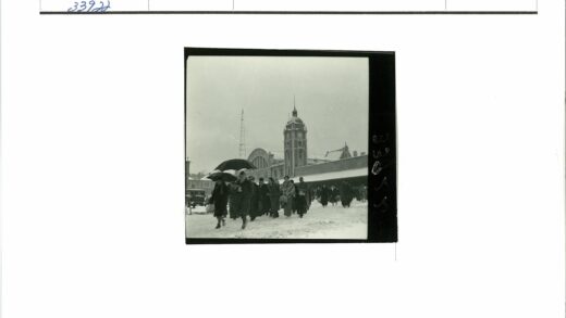 雪地行人钟楼前撑伞.jpg