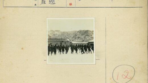 雪地行军与雪山背景.jpg