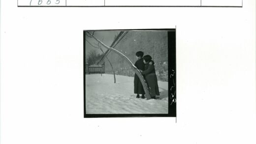 雪地里的两个孩子与枯树.jpg