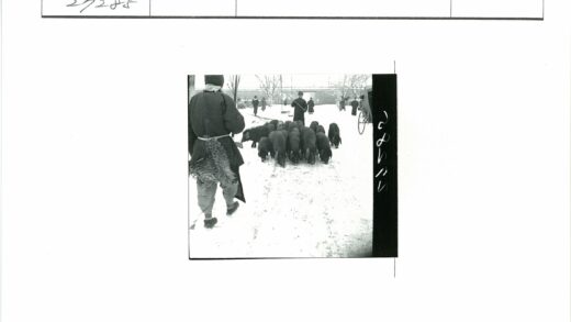 雪天牧羊与马车行人.jpg