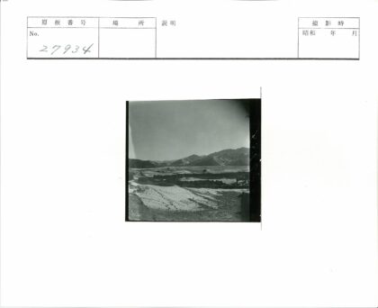 雪山地形与散落建筑景观.jpg