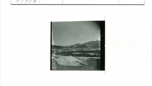 雪山地形与散落建筑景观.jpg