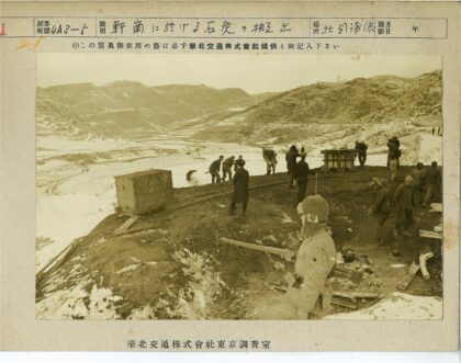 雪山坡上轨道车施工.jpg