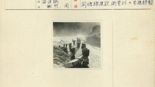 雪山负重行进的队伍.jpg