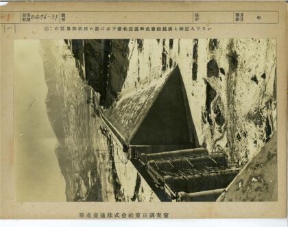 雪景三角屋顶脚手架人行道.jpg