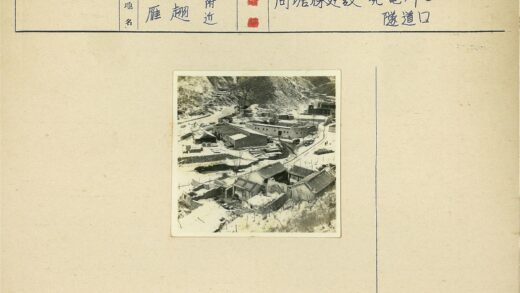雪村鸟瞰屋顶群山蜿蜒路.jpg