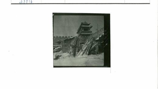雪道行人古塔茅屋.jpg
