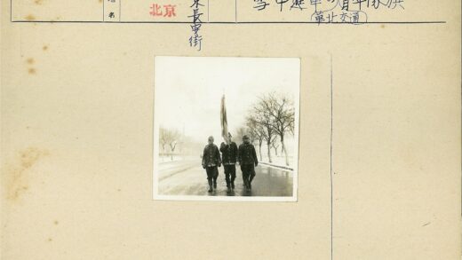 雾中三人举旗行绿荫路.jpg