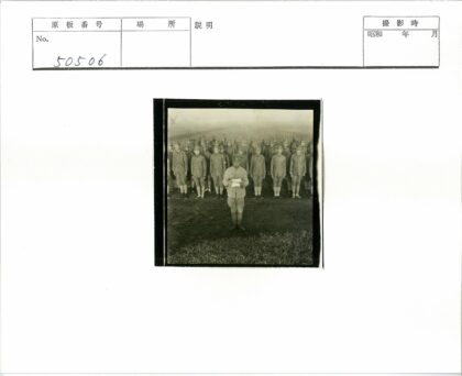 雾中士兵列队持纸.jpg