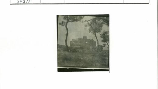 雾中多层建筑绿树环绕.jpg