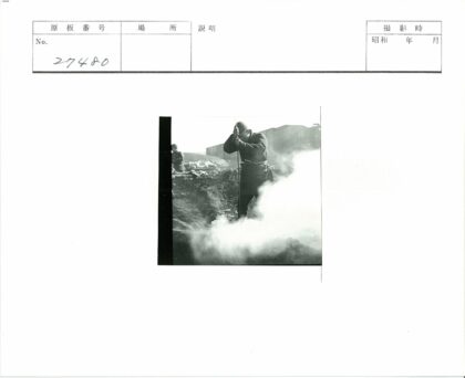 雾中夹克男子与山地建筑.jpg