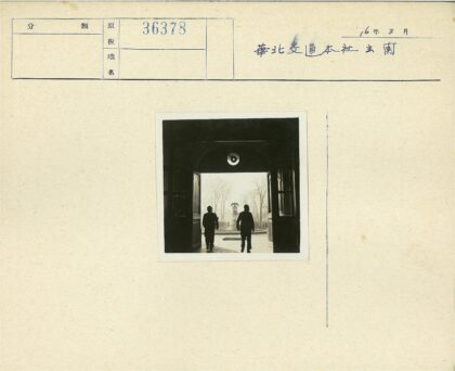 雾中拱门与鹰雕剪影.jpg