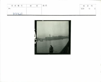 雾中河景小船与塔影.jpg