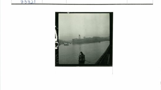 雾中河景小船与塔影.jpg