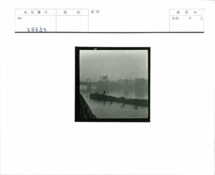 雾中河景船夫与桥.jpg