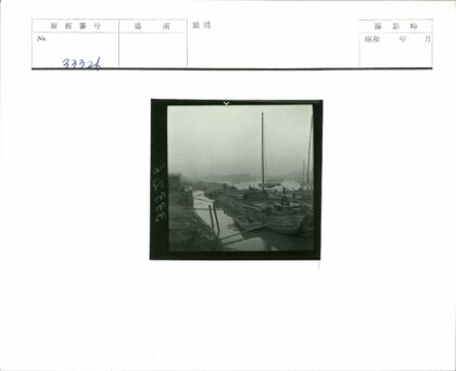 雾中河滨码头船只剪影.jpg