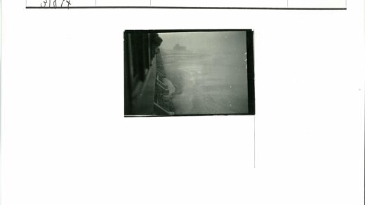 雾中海岸阳台与朦胧海滩.jpg