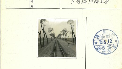 雾中独行铁轨旁.jpg