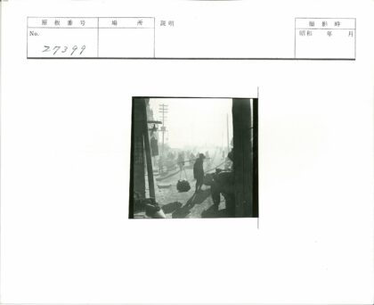 雾中繁忙街道与中文建筑.jpg