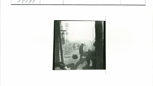 雾中繁忙街道与中文建筑.jpg