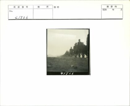 雾中纵队远行.jpg