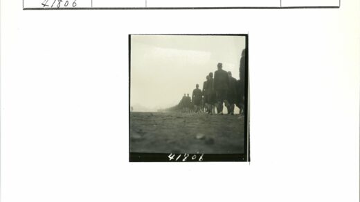 雾中纵队远行.jpg