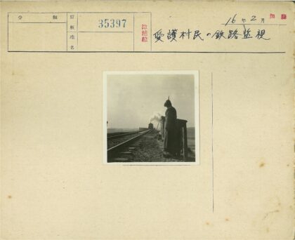 雾中蒸汽机车驶近铁轨.jpg