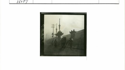 雾中街景人与牛车.jpg
