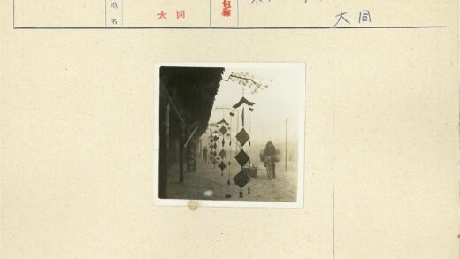 雾中骑行者与屋檐装饰.jpg