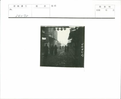 雾中鹅卵石街道建筑旗帜.jpg