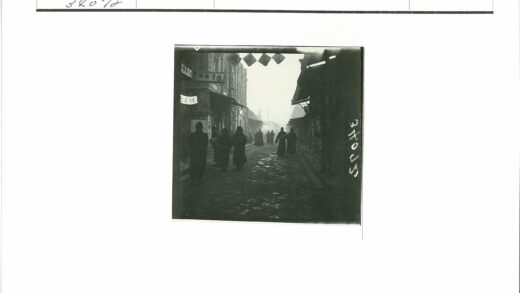 雾中鹅卵石街道建筑旗帜.jpg