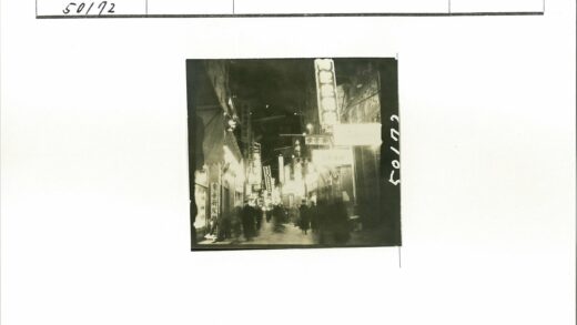 霓虹灯下的东亚夜市街景.jpg