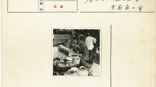 露天大排档两人吃面场景.jpg