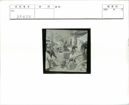 露天市场人群与商品街景.jpg
