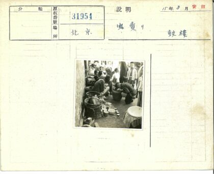 露天市场人群与摊位展示.jpg