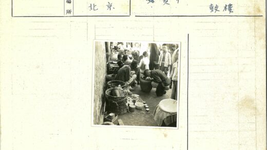 露天市场人群与摊位展示.jpg