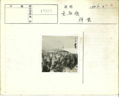 露天市场人群树下遮阳.jpg